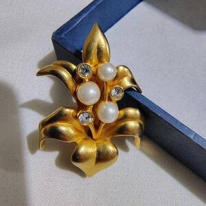 VINTAGE SAVVY SWAROVSKI CRYSTAL SATIN GOLD TONE LILY PIN